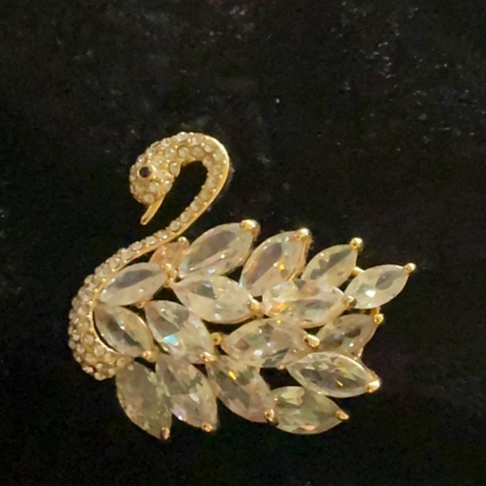 Beautiful Swan Pin. - Picture 2 of 5